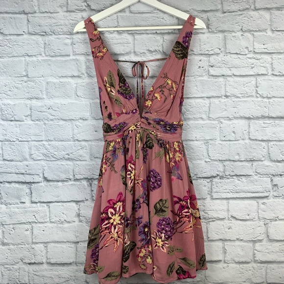 ILLA ILLA Dresses & Skirts - ILLA ILLA Plunge V Open Back Floral Dress L